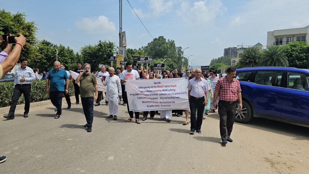 orwanewch's tweet photo. The Omaxe Residents today held a protest under the aegis of ORWA against the builder Omaxe. The builder has gone back on many of the promises made and the Township is deteriorating.
@yugmarg
@AajSamaaj
@TNNavbharat
@saveratimes
@PTINews
@TheStatesmanLtd
@JagbaniOnline https://t.co/HMnsMAGrZ8