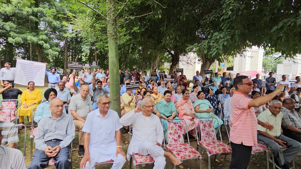 orwanewch's tweet photo. The Omaxe Residents today held a protest under the aegis of ORWA against the builder Omaxe. The builder has gone back on many of the promises made and the Township is deteriorating.
@yugmarg
@AajSamaaj
@TNNavbharat
@saveratimes
@PTINews
@TheStatesmanLtd
@JagbaniOnline https://t.co/HMnsMAGrZ8