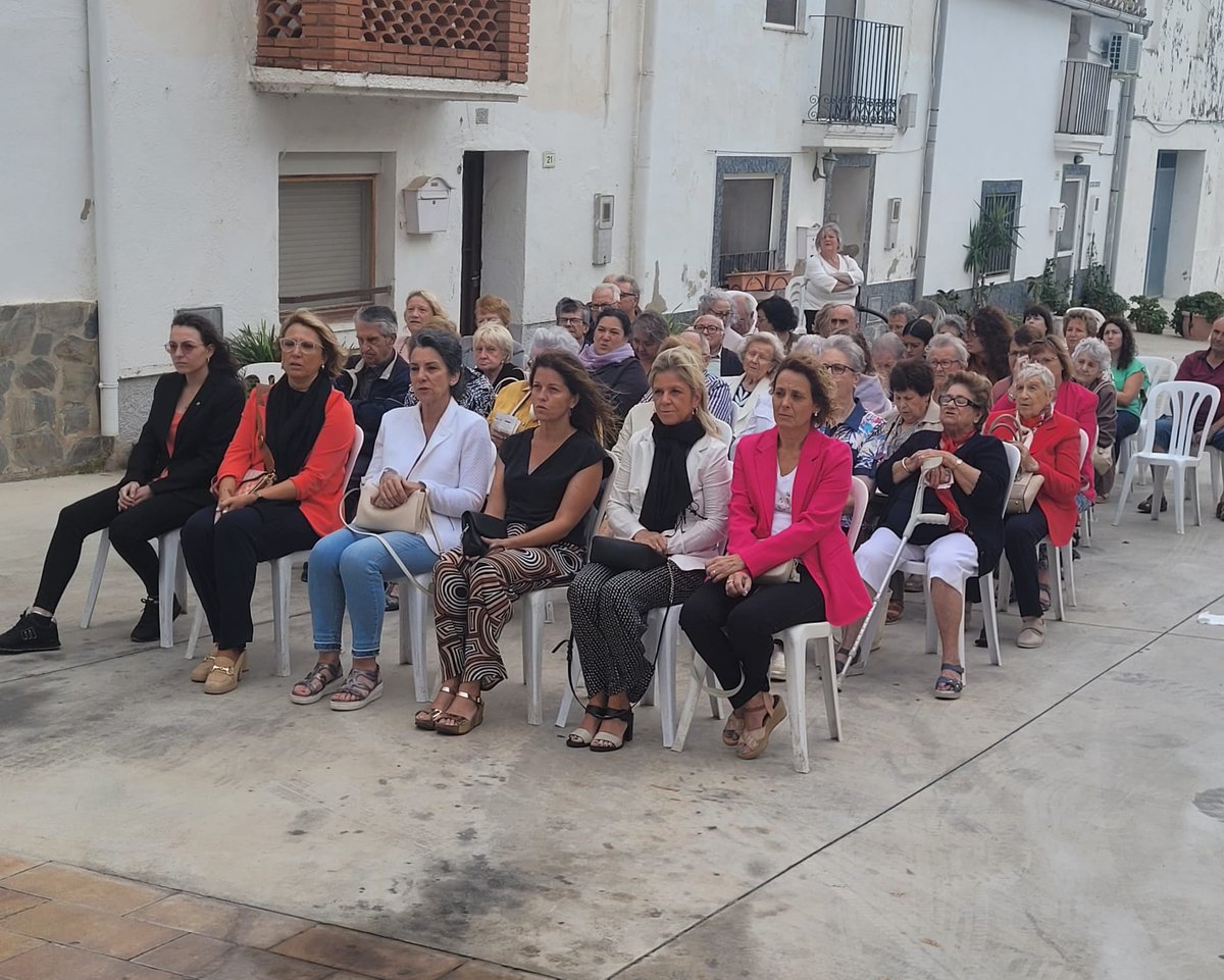meritxellroige's tweet photo. I un any més tornem al barri d Santa Rosa de Bítem,a celebrar la festa del barri.Molt present el record d'Anna Algueró i d Josep Cugat,alcalde de Bítem que aquesta setmana es complirà un any que ens va deixar,i amb qui sempre compartíem aquesta festa. Us trobem molt a faltar ❤️❤️ https://t.co/QLfnN8PrSH