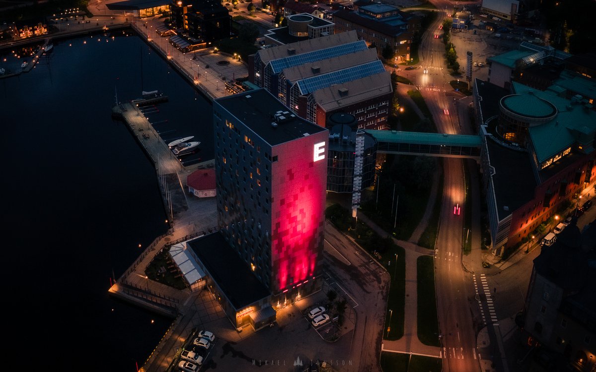 fotografmikaelj's tweet photo. Det börjar bli kännbart kortare kvällar nu men på plussidan så kan stadsbelysningen göra sig rätt bra på bild 🌆 https://t.co/msoRNJM1qC
