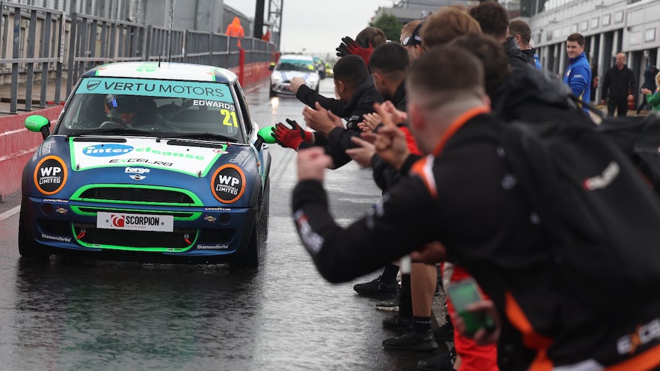 MINIChallengeUK's tweet photo. NEWS: NATHAN EDWARDS SCORES EMOTIONAL MAIDEN WIN

https://t.co/WowAP7sGxu

#RaceWeek #Trophy #DoningtonPark #VertuMotors #MINICHALLENGE #MotorsportNews #MotorsportUK #blog #pressrelease @VertuMotors https://t.co/94JF7y5so6