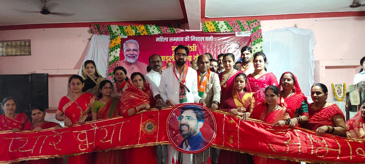JajpalJajji's tweet photo. यह महज धागा नहीं है, यह डोर है प्यार की,
विश्वास की, भाई बहन के अटूट प्रेम की।
आज मुख्यमंत्री बहना योजना कार्यक्रम के दौरान क्षेत्र की लाडली बहनों ने 11 मीटर की राखी भेंट की। सभी बहनों को दंडवत प्रणाम करते हुए उनसे आशीर्वाद लिया! साथ ही उनकी रक्षा का संकल्प लिया। आप सभी बहनों से मिले प्रेम और विश्वास के लिए आजीवन ऋणी रहूंगा।

#LadliBehnoKiRakhi #मुख्यमंत्री_लाड़ली_बहना_योजना