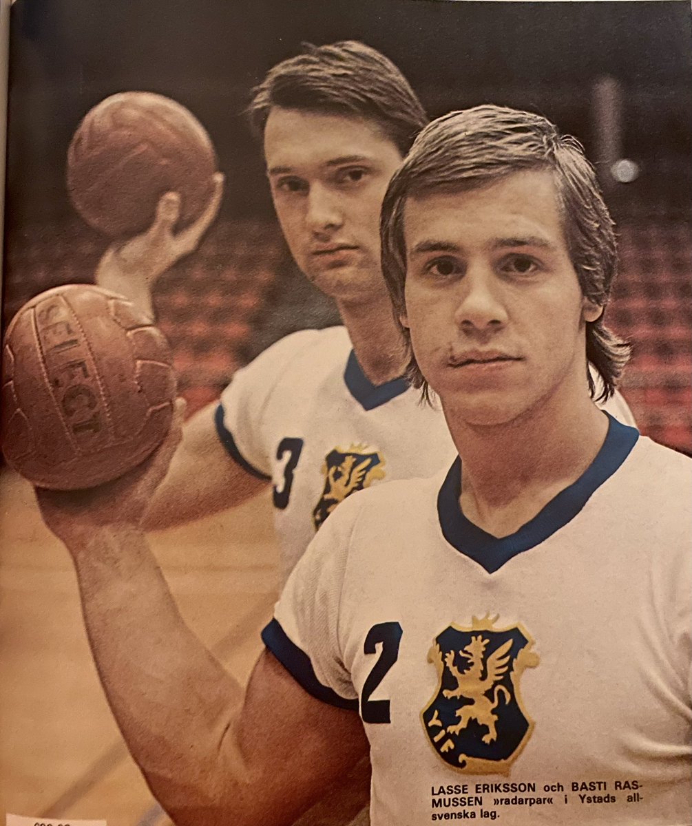 cafelillanhf's tweet photo. Fina 70-talet med Basti Rasmussen &amp; Lasse Eriksson som ⭐️⭐️⭐️ i Ystads IF. 
Bastis💪 - Klubbmärke -
Bollar som ingen gnällde över. https://t.co/Y2kUBb0X0C