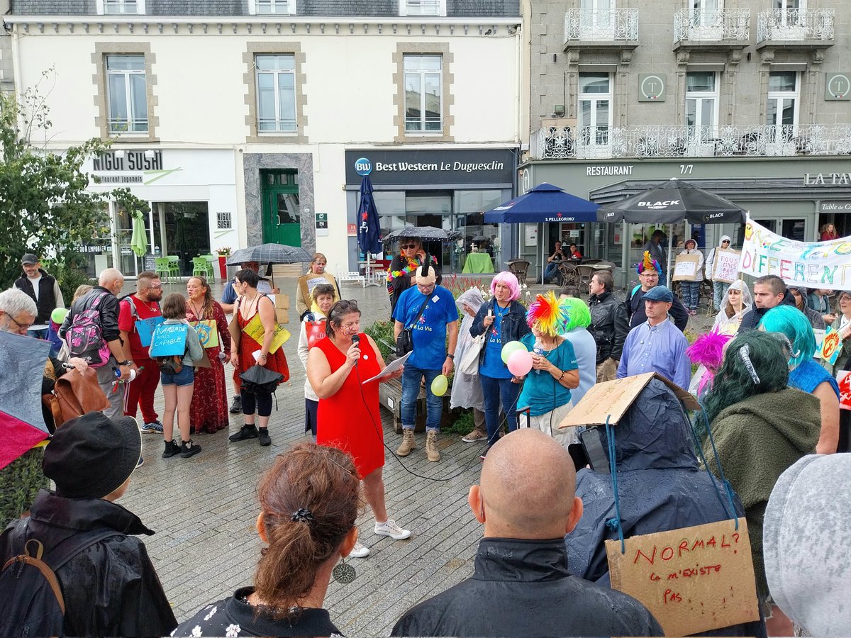 VictorienFaber's tweet photo. 🥳 1ère #MadPride bretonne à Saint-Brieuc pour déstigmatiser la santé mentale ce 26-08-2023.

Une centaine de personnes au multiple couleurs avec slogans, lecture de témoignages, danse et musique celtique.

https://t.co/UNTMSZbLkK

#côtesdarmor #Bretagne #bzh #LHeureuxPair https://t.co/o6gUtIKOW1
