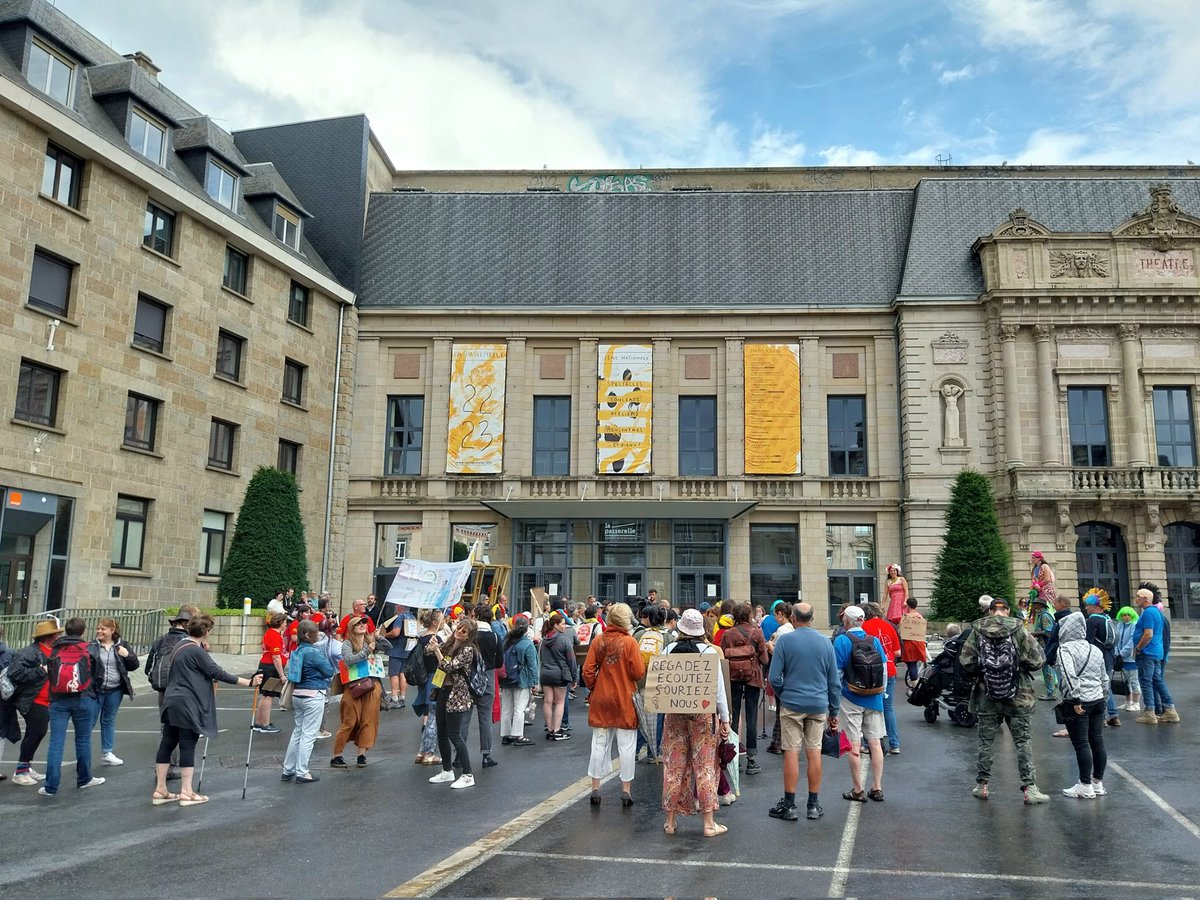 VictorienFaber's tweet photo. 🥳 1ère #MadPride bretonne à Saint-Brieuc pour déstigmatiser la santé mentale ce 26-08-2023.

Une centaine de personnes au multiple couleurs avec slogans, lecture de témoignages, danse et musique celtique.

https://t.co/UNTMSZbLkK

#côtesdarmor #Bretagne #bzh #LHeureuxPair https://t.co/o6gUtIKOW1