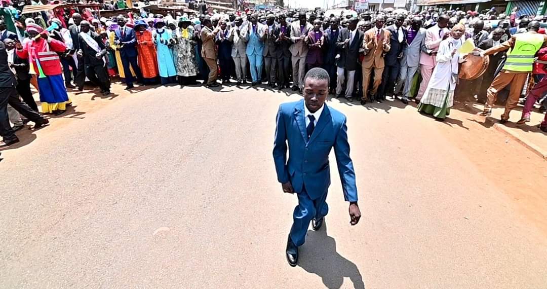 CrossDonee's tweet photo. THE TWO MEGA PROPHETS OF THE LORD RAISED A TOTALLY CRIPPLE,  IAN WAFULA FROM NAMBALE, BUSIA. 
THE CELEBRATION HAS BROKE OUT IN A VERY POWERFUL WAY, AND THOUSANDS OF PEOPLE FROM ALL OVER THE NATION HAS COME.
THIS IS BIG BELOVED PEOPLE.. 💥💥💥💥💥💥#CelebratingLatterGlory https://t.co/9P84TpTJcw