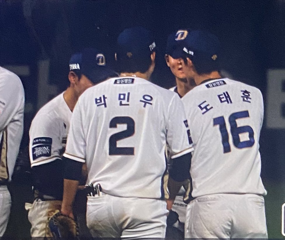 NC_Seori's tweet photo. 용찬 준비할 때 마무리 뒤에서 내야수 모임 가졋는데
헤어질 때 아웃카운트 하나 남았다고 확인하고 흩어지는 거
왜케 하나만 더 하면 된다!! 같은 메시지로 느껴져서 .. 조은지 .. https://t.co/WD4xeBjzyB