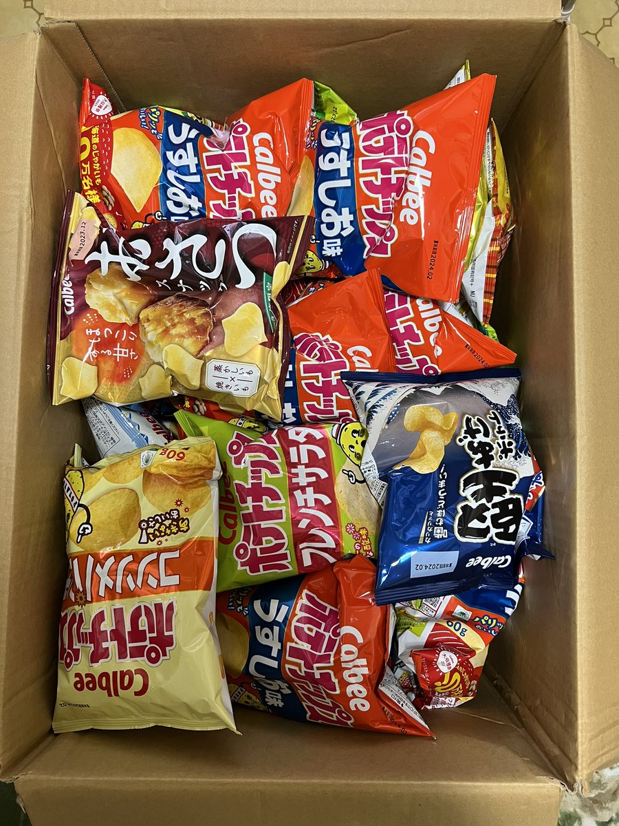 masa4644's tweet photo. カルビー総選挙のカルビーオールスターBOXが当選してまあまあ大きい箱が佐川急便で届きました📦！
めちゃくちゃ嬉しい☺️
#Calbee
#カルビー総選挙
#��ルビーオールスターBOX
#推しはおさつスナック https://t.co/Wm0BxJ5amX