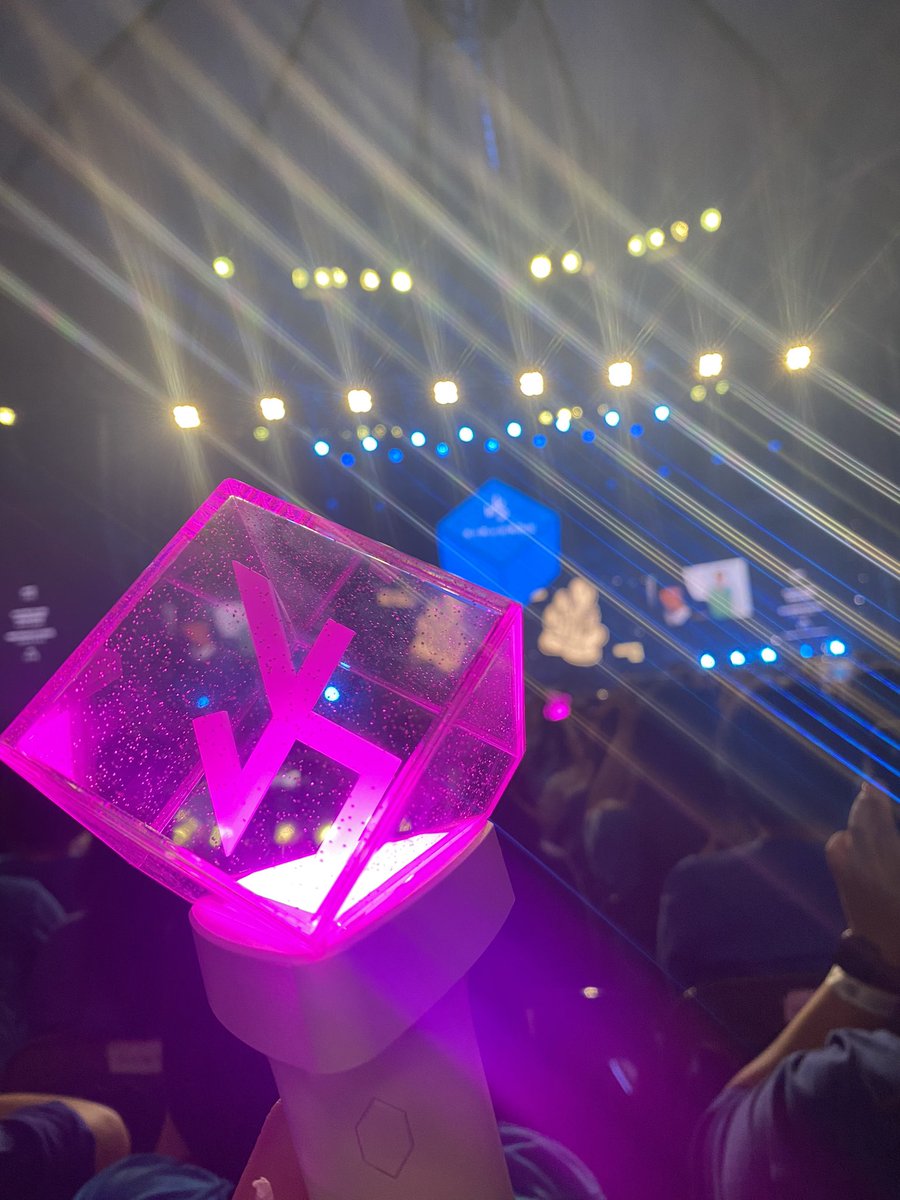 핸드폰 내다 팔아야지 엉엉 ㅠ
그 이쁜 무대를 왜 이따우로밖에 못 찍니..