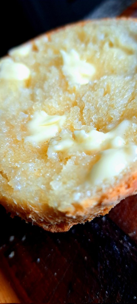 Ivycottagebaker's tweet photo. Hot, straight out the oven, piece of leftover bread dough with melting butter.... Sunday best.
#freshbread #hotbuttered #bread #breadmaking #flour #water #salt #yeast #butter https://t.co/oWtyplq4Qc