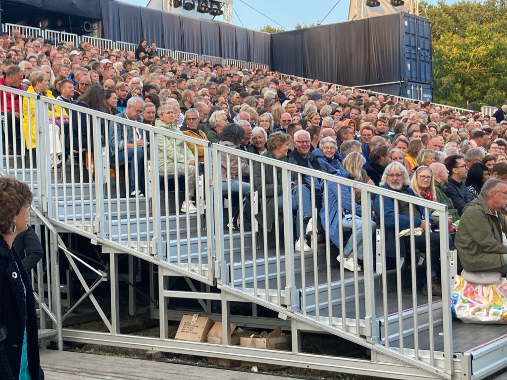 noord_anita's tweet photo. Uitreiking #SDG Predicaat aan Tom de Ket en #crew van  @Pauperparadijs .Een erkenning voor duurzaamheid en sociale verandering, maar dient ook als een herinnering aan de kracht van #gemeenschappen om zich in te zetten voor #duurzame verandering. #acttogheternow  @Noordenveld https://t.co/QKhaUl82gF