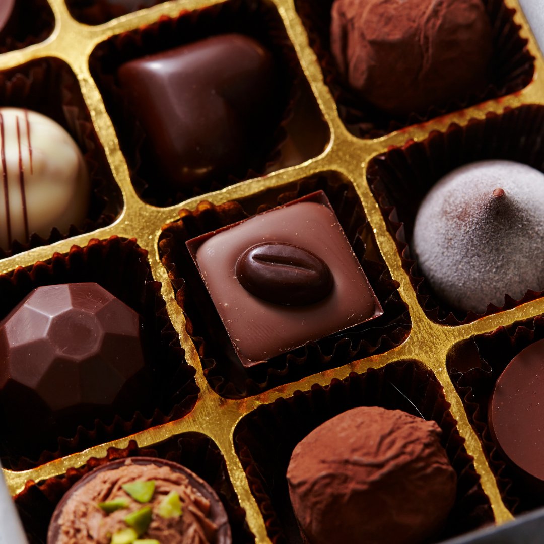 CocoTerraCo's tweet photo. Did you know that the largest box of chocolates weighs 3,725 pounds (1,690 kg)? It was made by Thorntons and Russell Beck Studios in 2008, and it measured 5040 mm. (16 feet 6 in) long, 3420 mm. (11 ft 2 in) wide and 1000 mm. (3 ft 3 1/2 in) deep. https://t.co/OqUl0AxAkd