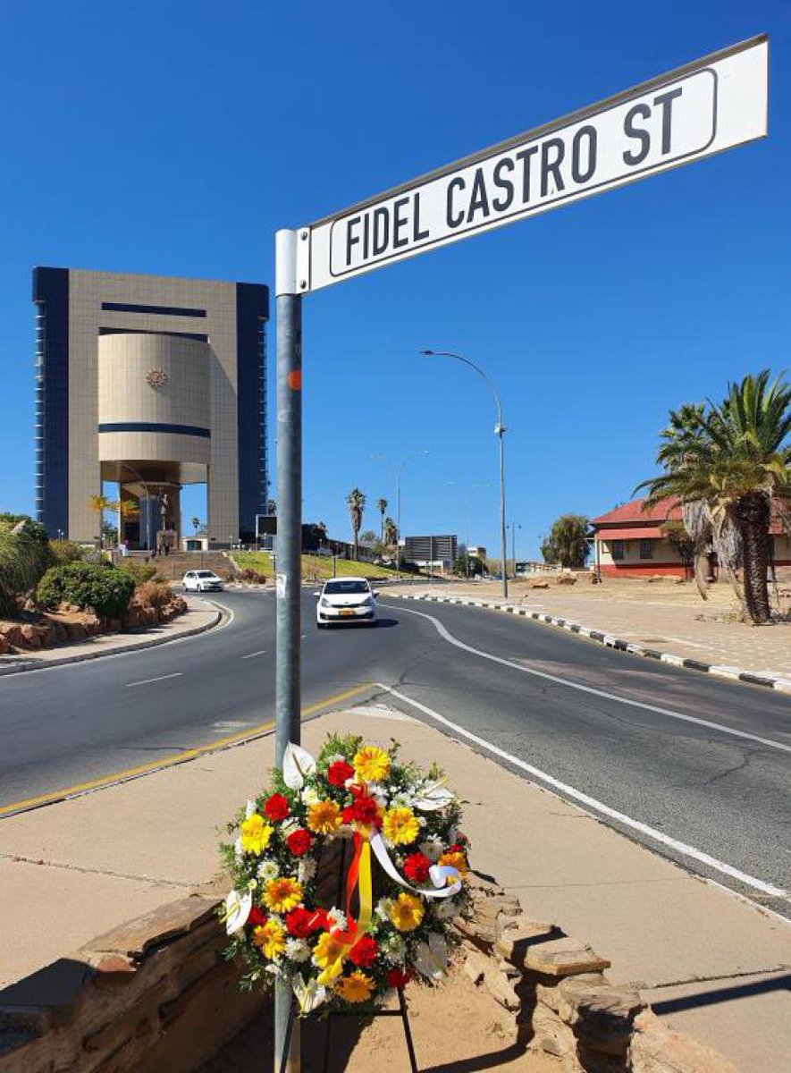 💥 Fidel en el centro de Windhoek, capital de #Namibia . En su recorrido de unos dos kilómetros la calle #FidelCastro atraviesa la Avenida Independencia, arteria principal de la urbe capitalina. #DiazCanelEnNamibia