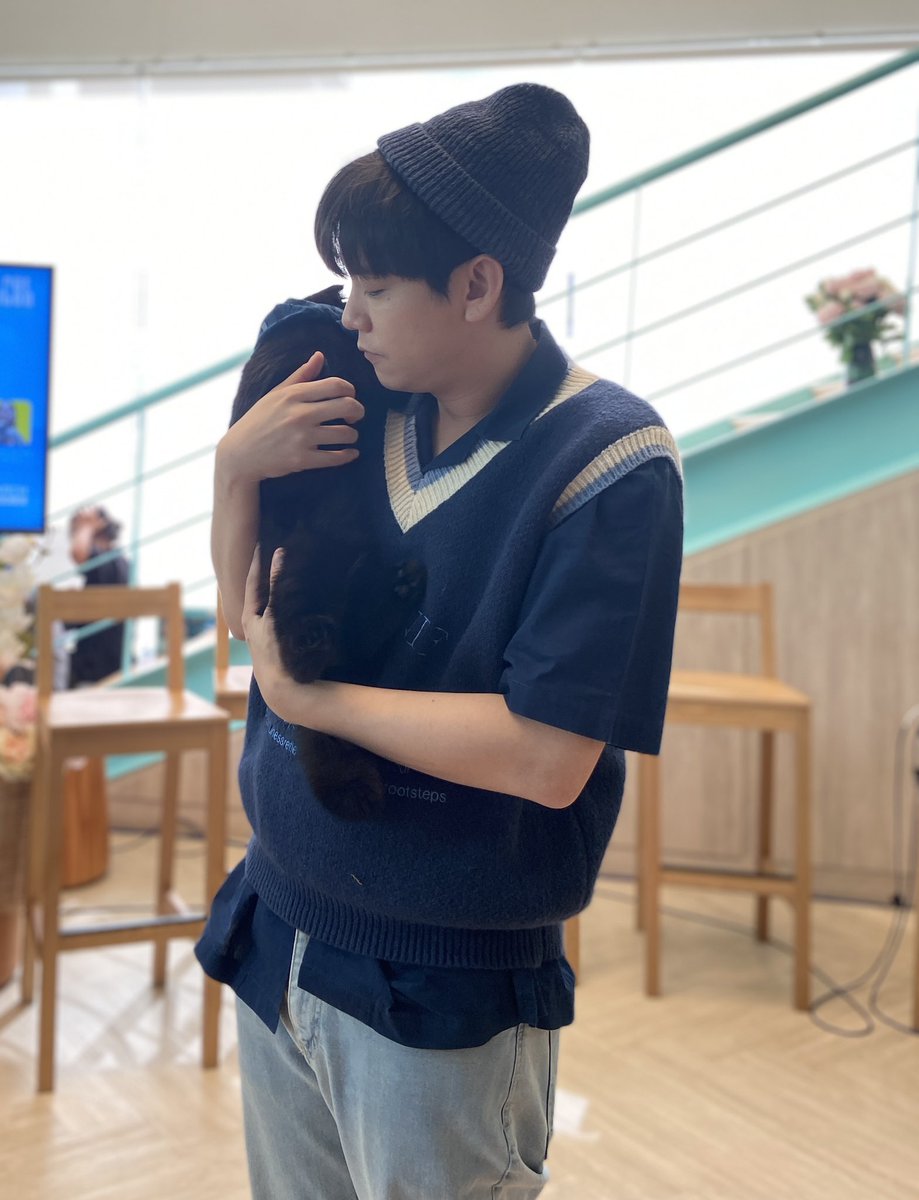 ple_yam's tweet photo. มุมนี้ฮปที่ไปงานต้องมี😹 ละมุนบอย กับ น้องญานิล 😸#CAT_ICON #Kachanontanun https://t.co/ltr1sc7HK2