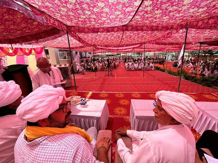 Gaurav Tikait (@gouravtikaitbku) on Twitter photo #हरियाणा
जनपद पानीपत के संभालका मे #खेती_बचाओ_पंचायत मे शामिल रहा |बाढ़ से बर्बाद फसलों की बर्बादी ,बढ़े बिजली रेट, फसलों के वाजिब दाम सहित अनेको मुद्दों पर चर्चा कर आगामी रणनीति तय की |
<a href="/OfficialBKU/">Bhartiya kisan Union</a>
<a href="/RakeshTikaitBKU/">Rakesh Tikait</a>
<a href="/ANI/">ANI</a> #हरियाणा
जनपद पानीपत के संभालका मे #खेती_बचाओ_पंचायत मे शामिल रहा |बाढ़ से बर्बाद फसलों की बर्बादी ,बढ़े बिजली रेट, फसलों के वाजिब दाम सहित अनेको मुद्दों पर चर्चा कर आगामी रणनीति तय की |
<a href="/OfficialBKU/">Bhartiya kisan Union</a>
<a href="/RakeshTikaitBKU/">Rakesh Tikait</a>
<a href="/ANI/">ANI</a>