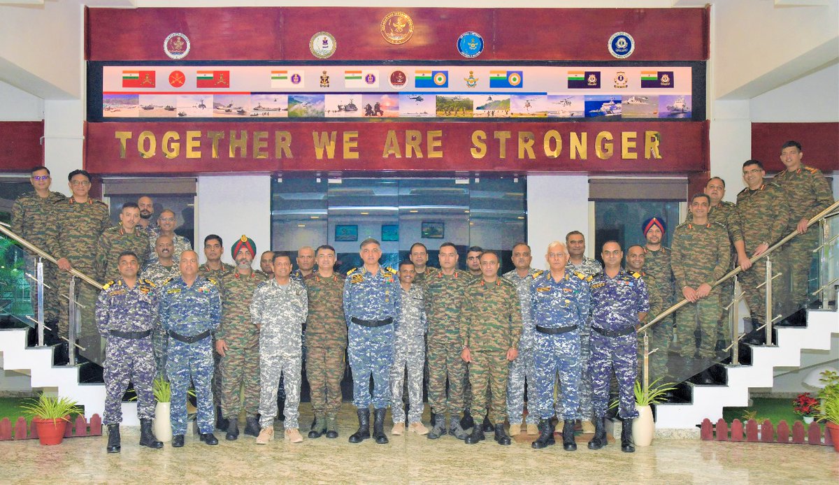 AN_Command's tweet photo. 1/
Higher Defence Management Course from the College of Defence Management visited #ANC from 20-26Aug. RAdm Sandeep Sandhu, Chief of Staff, ANC interacted with the team & gave an overview of the jt. services command. #HDMC19 engaged in strategic learning & experience sharing
#ANC https://t.co/fHJNLKU5SQ
