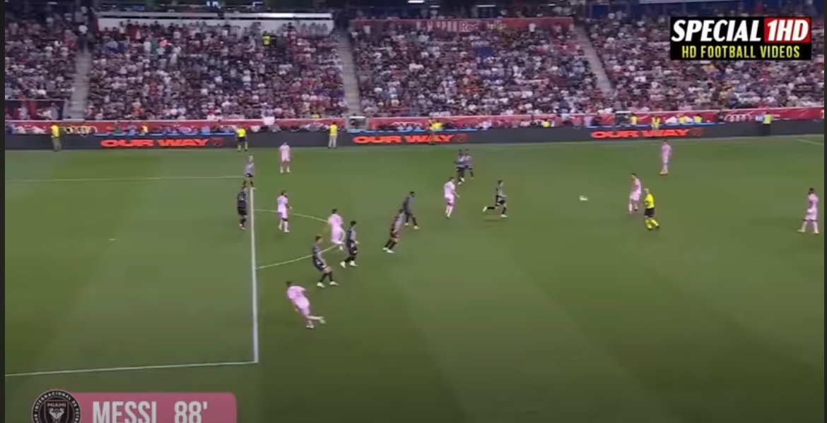 iceage_2609's tweet photo. @Rhaji_Phartiu11 @datkolzguy @ESPNFC @MLS Yeap you are the only one i guess, probably because you don't even know the offside rule. Mate don't look a random picture but find the touch when the pass is being played to a player? And it's not even the exact time. There you go... https://t.co/wECufm2sQh