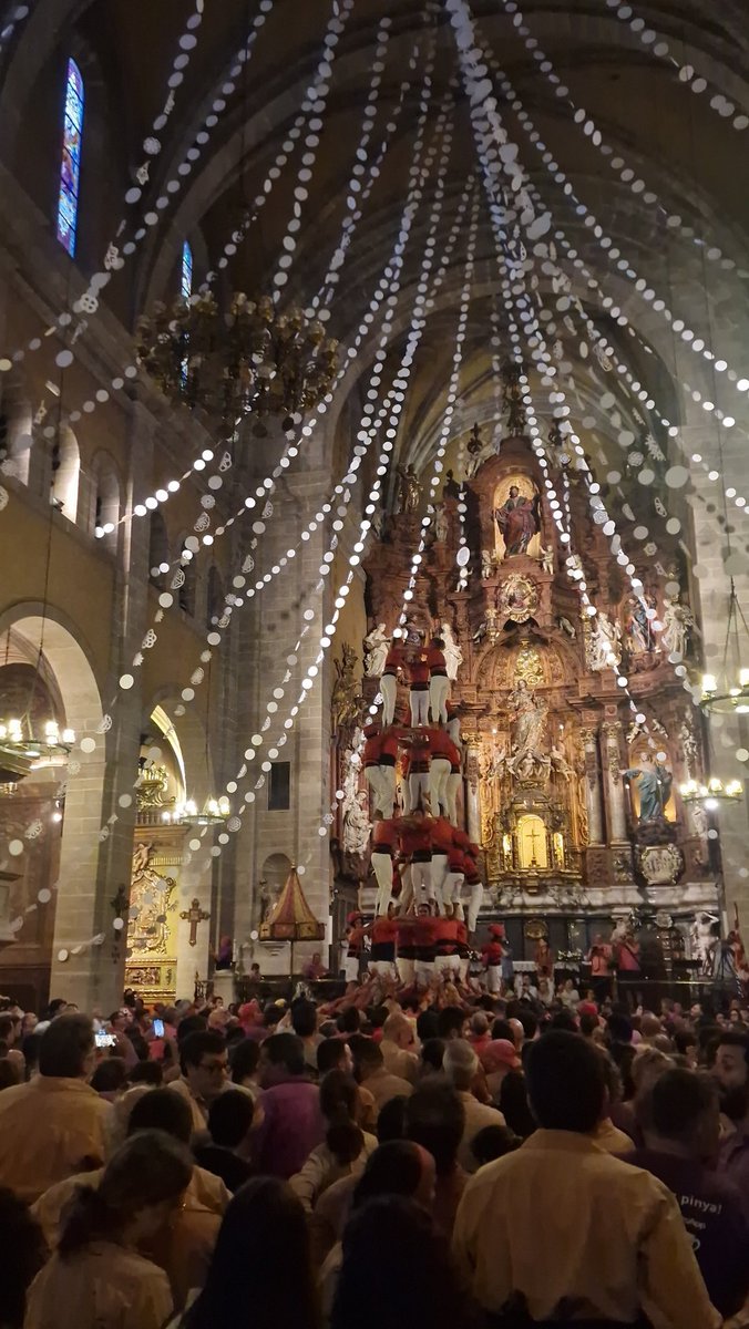 La basílica de Santa Maria dona aixopluc als castellers, 
davant la atenta mirada del Sant Crist d'#igualada.
Bona festa major!
#FMIgd2023 #FMigualada