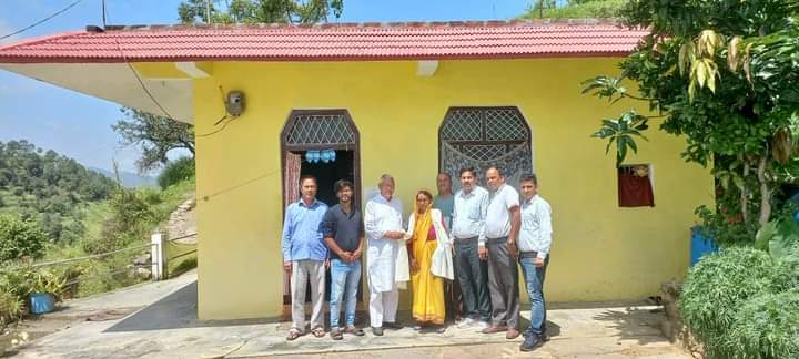 dsdhauni's tweet photo. मिशन चन्द्र यान 3 में विक्रम लैंडर के लिए प्रोजेक्ट मैनेजर रहे इसरो के वैज्ञानिक श्री राजेंद्र सिंह सिजवली जी के  पेत्रिक गांव पुनाली धौलादेवी पहुँचकर उनकी माता जी श्रीमती हीरा देवी जी से मुलाक़ात कर उनको बधाई दी।। https://t.co/pmw5fMMjQH