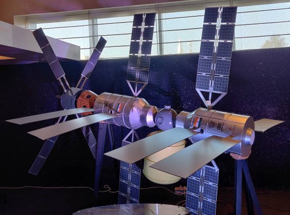 𝗢𝗳𝗳𝗶𝗰𝗶𝗮𝗹 𝗟𝗼𝗼𝗸 𝗮𝘁 𝗜𝗻𝗱𝗶𝗮’𝘀 🇮🇳 𝗦𝗽𝗮𝗰𝗲 𝗦𝘁𝗮𝘁𝗶𝗼𝗻.
The space station, consisting of 3 modules can host 3 astronauts for 20 days at a time. 

The Gaganyaan crew spacecraft, with its first launch in 2025, will ferry astronauts to &amp; from the space station.