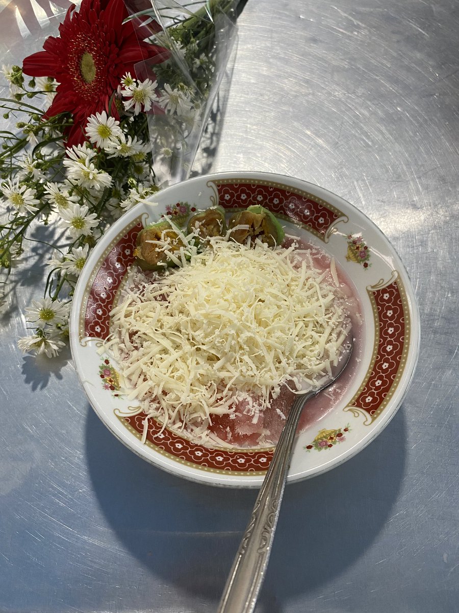 tragedi hp ketinggalan di es pisang ijo mandala krida! mas nya baik banget masih nyimpenin hpku. please gais kalian harus beli es pisang ijonya soalnya enak, segini 13k 🥰