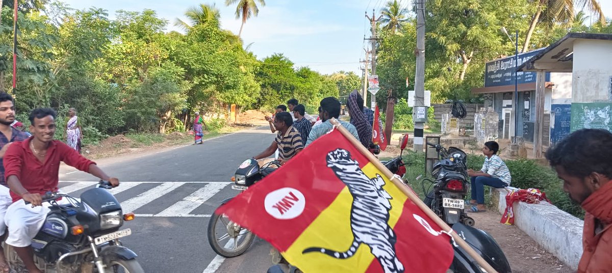 Madhavanoffici's tweet photo. பட்டுக்கோட்டை நோக்கி செல்ல தயாராகிறது வாகனங்கள் https://t.co/BrCNHJDUwt