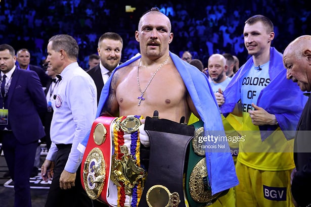 .
Несколько слов о победе Усика над Дюбуа.
Это был бой за титулы чемпиона мира в тяжелом весе  по версиям WBA-Super, WBO, IBF, IBO, The Ring. Все эти титулы были у Саши, и он в этом бою свои титулы защищал.

Наш Усик - меньше ростом (на 5см), легче на 10кг и старше на 10 лет. Все