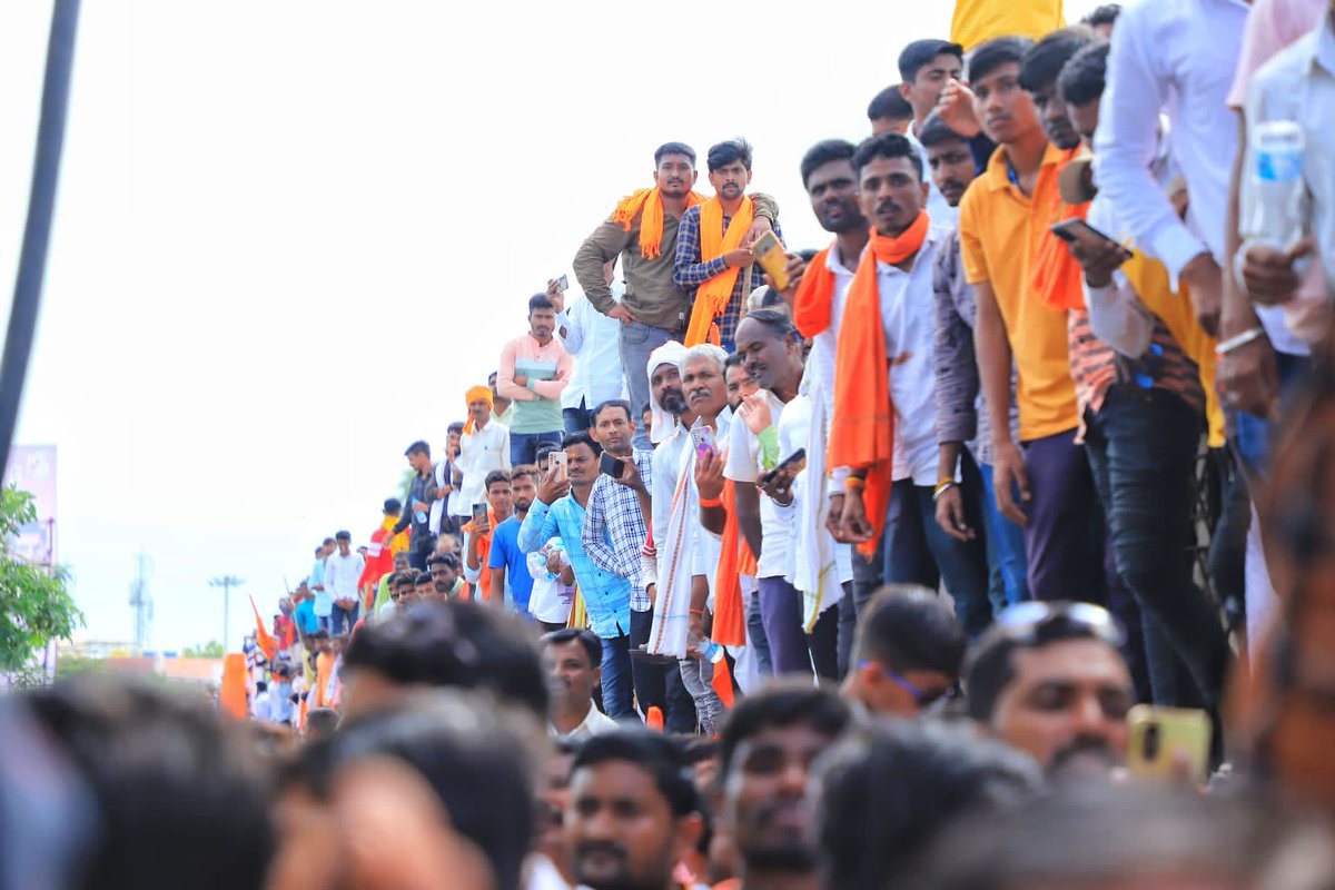 AUThackeray's tweet photo. आज हिंगोली येथे आयोजित केलेल्या अभूतपूर्व सभेला हजर राहिलो. ह्या सभेसाठी प्रचंड लोकसागर उसळला होता. जनतेचा प्रति���ाद भारावून टाकणारा होता. पक्षप्रमुख उद्धवसाहेब ठाकरे ह्यांच्यासोबतच पक्षातील प्रमुख नेत्यांनी सभेला संबोधित केले. 

लोकांचा प्रतिसाद पाहून दोन गोष्टी स्पष्ट लक्षात येत आहेत, 
१. उद्धवसाहेबांवर महाराष्ट��रातील जनतेचं असलेलं प्रचंड प्रेम आणि विश्वास

२. सध्याच्या मिंधे-भाजप राजवटीबद्दल असलेला राग आणि अविश्वास! 

आत्ताची बेबंदशाही राजवट जाणार आणि पुन्हा सुराज्य येणार हे अटळ आहे!