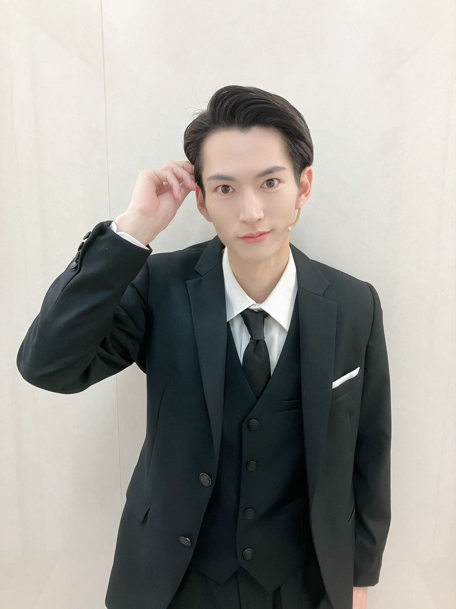 masanari6's tweet photo. ミュージカル「ヴィンチェンツォ」
無事に全公演
終える事が出来ました
ご来場、ご視聴
本当にありがとうございました
幸せな日々でした
また会える日まで https://t.co/YrqWLRzJwv