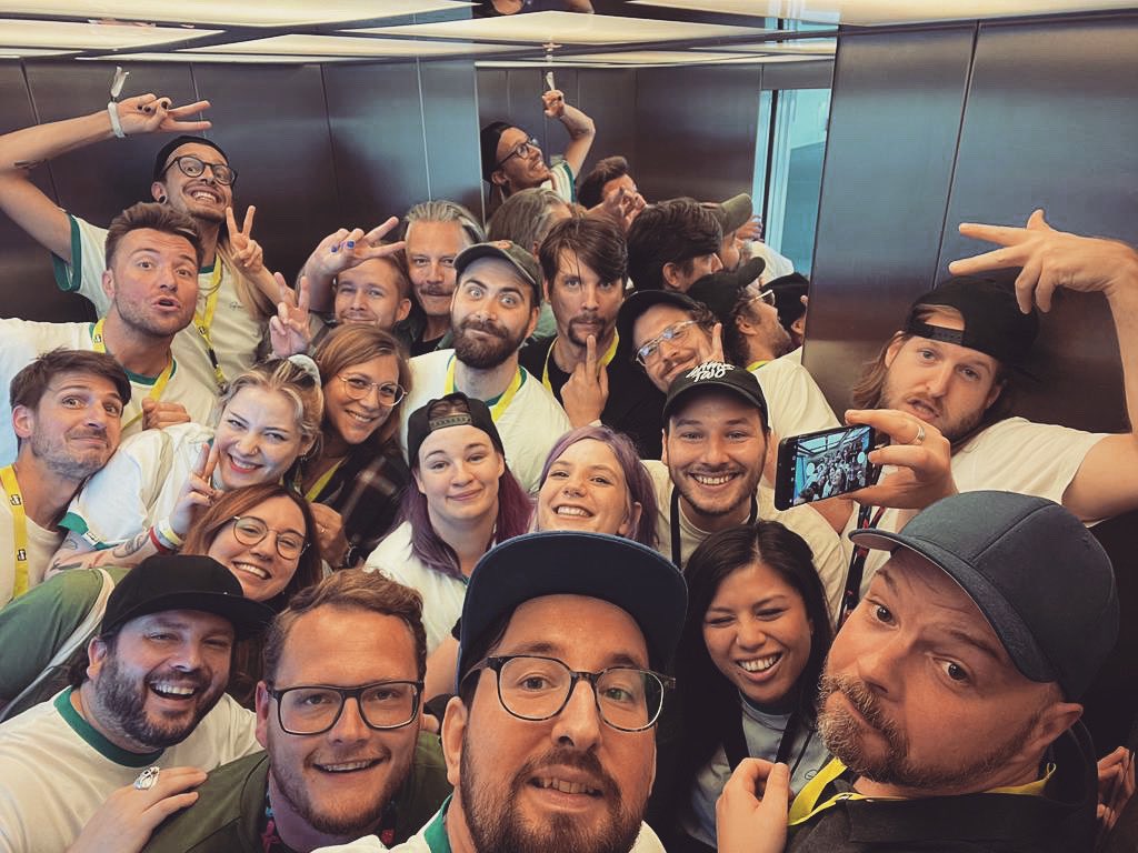 Tradition: Das Fahrstuhl-Selfie mit dem besten Team. Jetzt erstmal Koma-Schlafen. #Gamescom #GameTwo