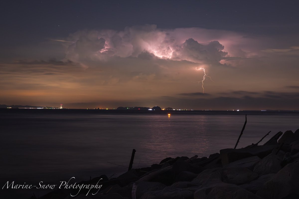 楽しく天の川を撮影していると夜空がピカピカ✨
三河湾越しに見る内陸側が巨大な積乱雲に覆われていました💦

#Nikon #D500
#ふぉと #Photography
#額装のない写真展 
#私とニコンで見た世界
#伊良湖岬 #稲妻 #積乱雲