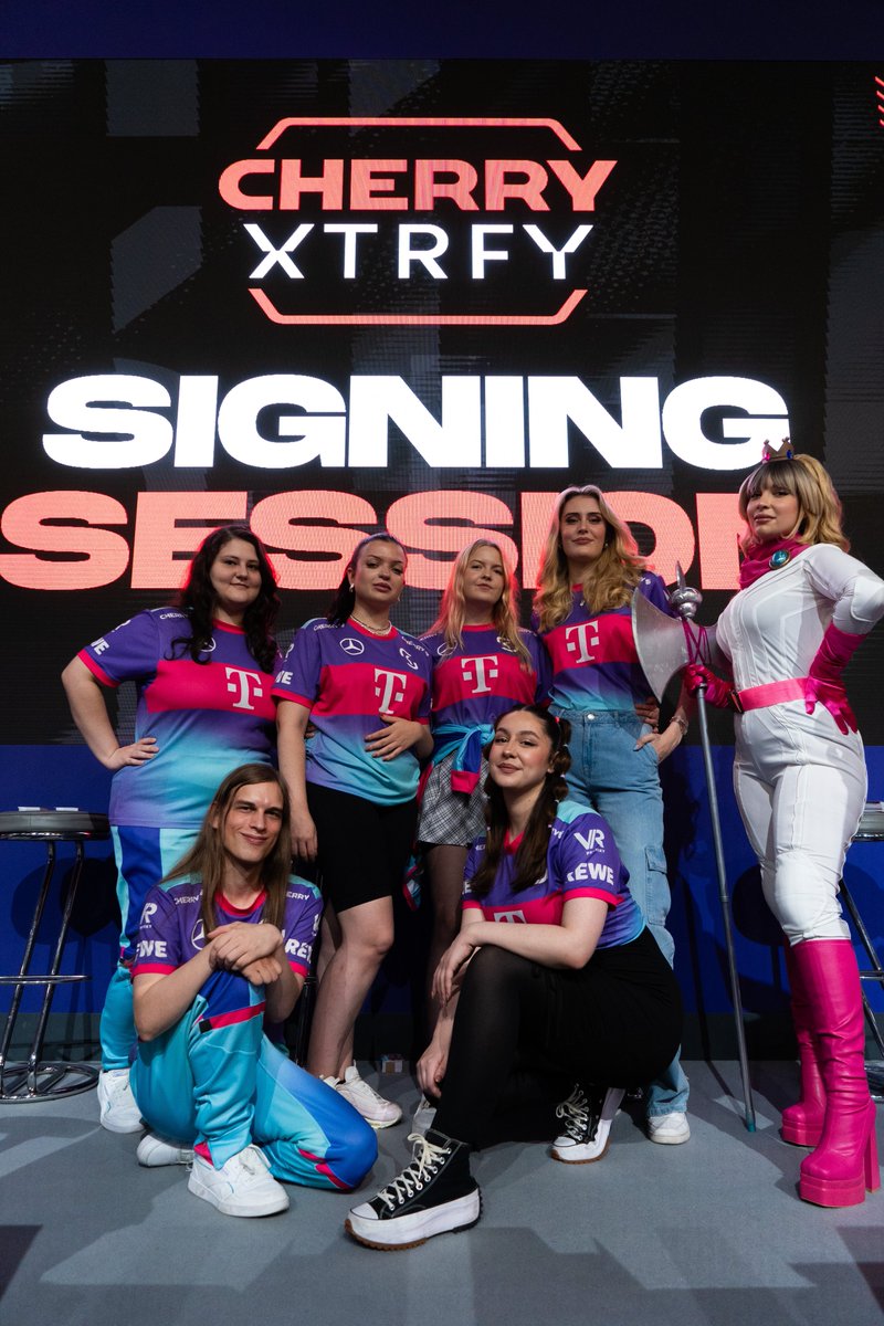 SKGaming's tweet photo. Full girl power! Come get your autograph from SK Avarosa @g_troubleinc and @LaraLunardi! 💞 https://t.co/pJ6EPLx3mH