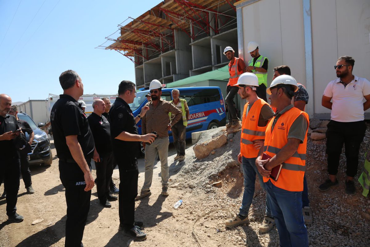 AFADBaskanlik's tweet photo. 📍 Malatya • Yeşilyurt 

Deprem bölgesinde hayatın normale dönmesi için çalışmalar aralıksız devam ediyor.

Kurduğumuz konteyner kentlerde afetzede vatandaşlarımızın hayatını kolaylaştırmaya yönelik çalışmaların yanı sıra afet konutları da hızla yükseliyor.

3️⃣.8️⃣0️⃣0️⃣ konteyner kapasiteli, içinde;

🛒 AFAD Çarşısı
🎢 Çocuk parkları
🕌Mescit 
🧺 Çamaşırhane
🏢 Sağlık Merkezi
❤️ Psikososyal Destek Merkezi

gibi sosyal donatı alanlarının sunulduğu Yeni Hayat yaşam kompleksi alanı ile;

Yeşilyurt İkizce mahallesinde #AFAD ve @Toki_Kurumsal iş birliği ile yapılan 8️⃣0️⃣6️⃣ afet konut inşaat alanını, İçişleri Bakan Yardımcımız Sn. @munirkaraloglu, AFAD Başkanımız Sn. Vali Okay MEMİŞ, Malatya Valimiz, bölge milletvekilleri, ilgili kurum temsilcileri ve saha ekibimiz birlikte inceledi.

Devletimizin tüm imkanları ile milletimizin yanındayız.

Destek veren herkese Milletimiz adına şükranlarımızı sunarız.

Hep birlikte, Türkiye! 🇹🇷