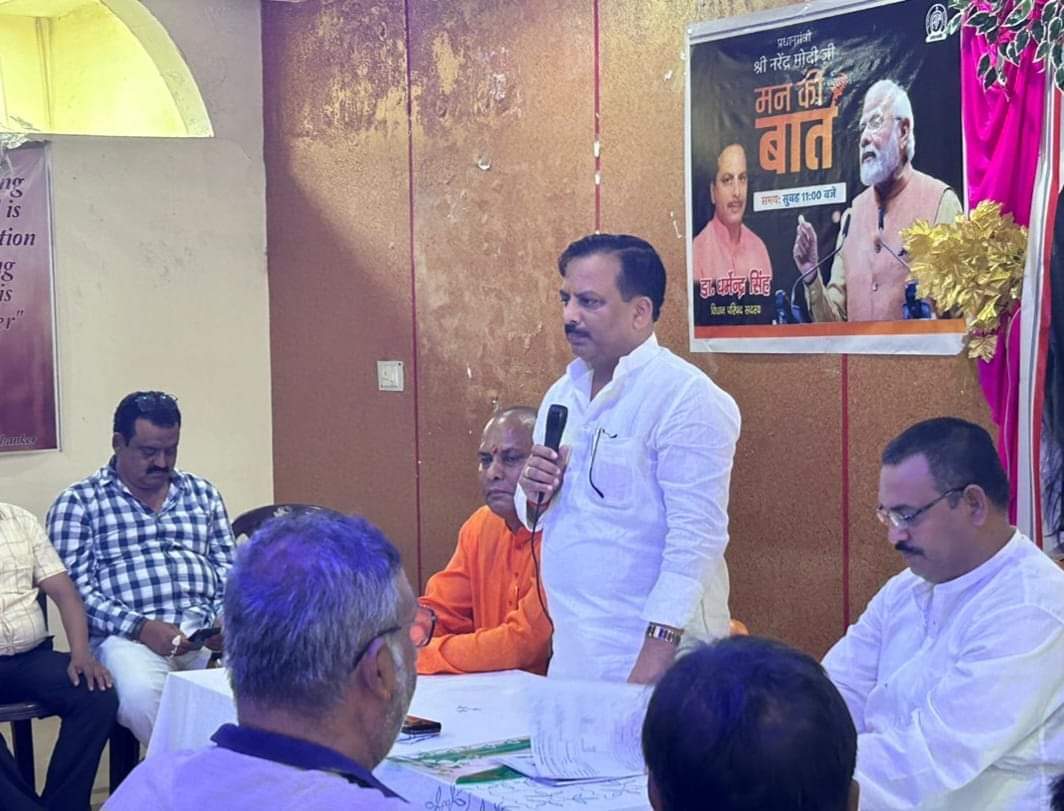 DrDharmendraBJP's tweet photo. नगर विधान सभा गोरखपुर के बूथ न.127 पर वोटर चेतना अभियान के क्रम में वोटर लिस्ट के साथ लोगों को वोटर बढ़वाने व बोगस वोटर कटवाने के लिए जागरूक किया। https://t.co/h4oWnvLRIk
