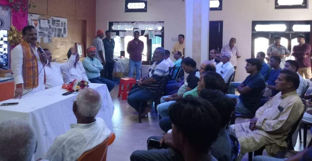 DrDharmendraBJP's tweet photo. नगर विधान सभा गोरखपुर के बूथ न.127 पर वोटर चेतना अभियान के क्रम में वोटर लिस्ट के साथ लोगों को वोटर बढ़वाने व बोगस वोटर कटवाने के लिए जागरूक किया। https://t.co/h4oWnvLRIk