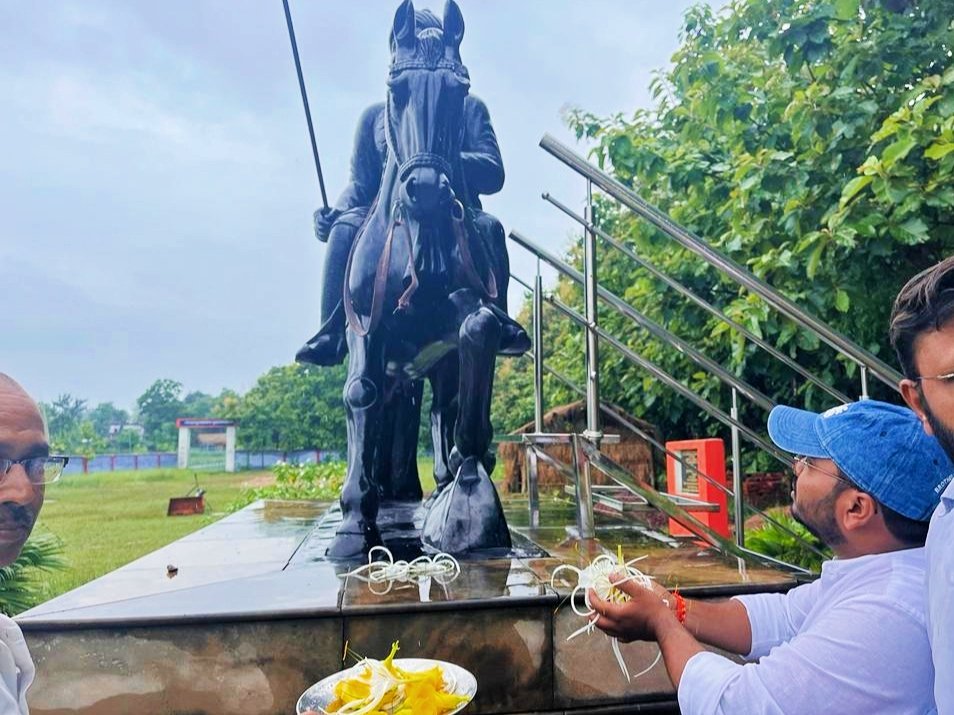 NaveenKrDubey's tweet photo. Visited of Tharu tribes musium who related by Pt. Deen Dayal Research Institution in Balrampur.
•
•
•
•
#ABVP #abvpan #visit #TharuCulture #tharu #NAV #trendingpost #Balrampur https://t.co/TSV9J0g7tZ