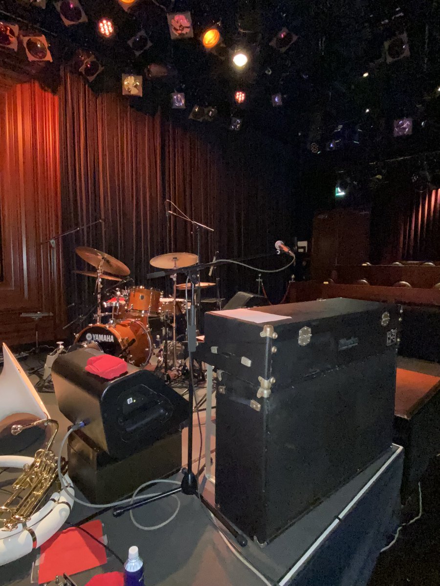 takemas13928201's tweet photo. スーザフォン、サックス、ヒューマン・ビートボックスによるS・ワンダー・メドレーがめちゃ楽しい！アレンジが練られていてかなりの曲数が味わえる。
後半はアキー登場。歌声とフェンダー・ローズ捌きが超ファンキー！会場が更に沸いた。
#HUNTERTONES #ハンタートーンズ  #丸の内コットンクラブ(3/3) https://t.co/fnmv0HMsoK