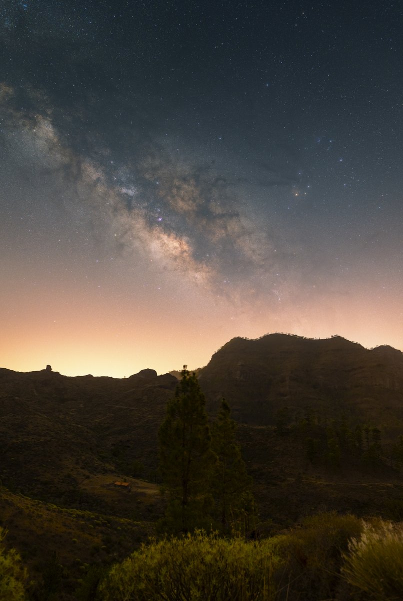 Vía Láctea en Mogán, Gran Canaria. ¿Quién no querría un casita como esa? Las noches con telescopio serían ideales, aunque la contaminación luminosa nos sigue robando cielo. Este año está siendo especialmente duro con los episodios de calima, sin ir más lejos... (1/2) #cielosESA