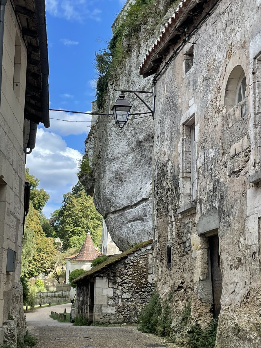 #Bourdeilles #Perigord j ai adoré ce petit village où on a l impression que le temps s est arrêté. Bravo à eux d avoir su garder cette authenticité. J ai eu l impression de revivre mon enfance.👍👍petite boulangerie grande épicerie vieilles enseignes 😍