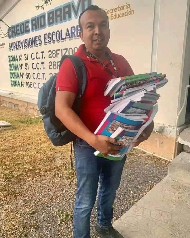 W_ACCIONPLANET's tweet photo. Corre por la red.

Maestros de localidades lejanas, bajan por los libros de texto y se los llevan a los niños.
Comprometidos con la educación!
Más Maestros como estos! https://t.co/e71BOxsobD