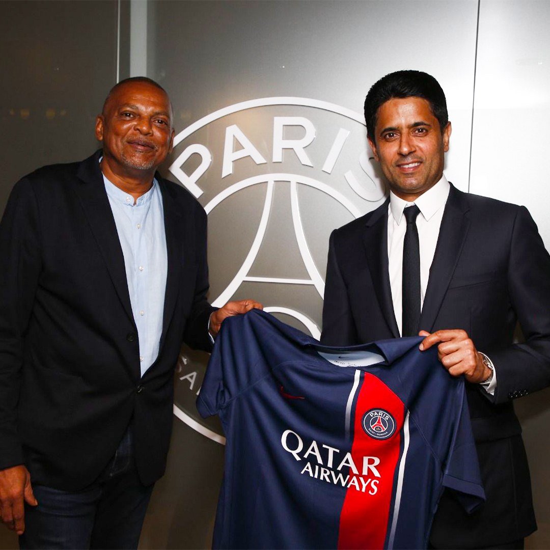 PSG_inside's tweet photo. Bernard Lama et Clément Chantôme, anciens joueurs du @PSG_inside, ainsi que Thierry Henry et Gérald Baticle, dans le cadre de leurs nouvelles fonctions à la tête de l’équipe de France Espoirs, étaient invités au Parc des Princes par Nasser Al-Khelaïfi, Président-Directeur Général du Paris Saint-Germain. 🏟

#PSGRCL