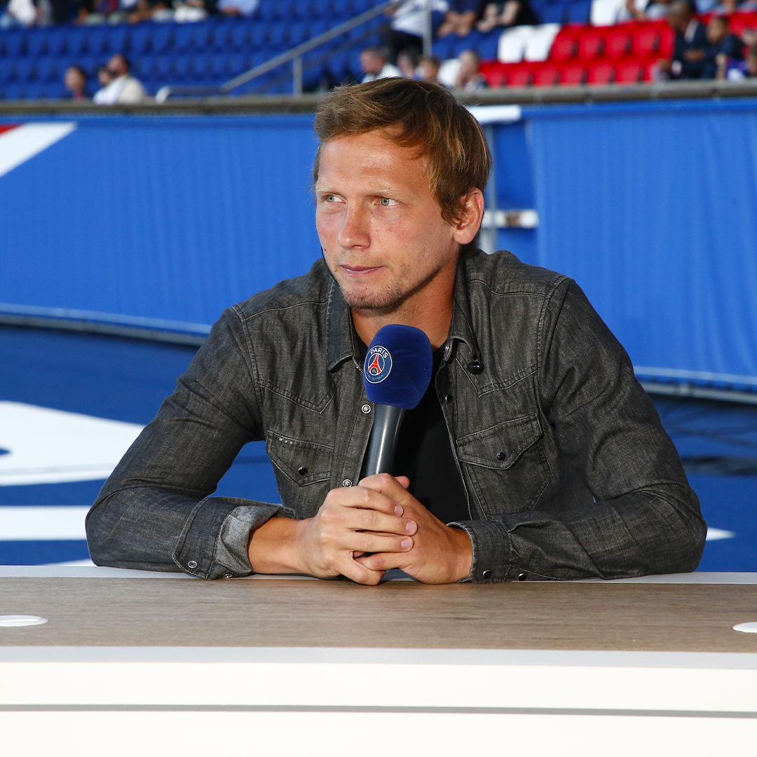 PSG_inside's tweet photo. Bernard Lama et Clément Chantôme, anciens joueurs du @PSG_inside, ainsi que Thierry Henry et Gérald Baticle, dans le cadre de leurs nouvelles fonctions à la tête de l’équipe de France Espoirs, étaient invités au Parc des Princes par Nasser Al-Khelaïfi, Président-Directeur Général du Paris Saint-Germain. 🏟

#PSGRCL