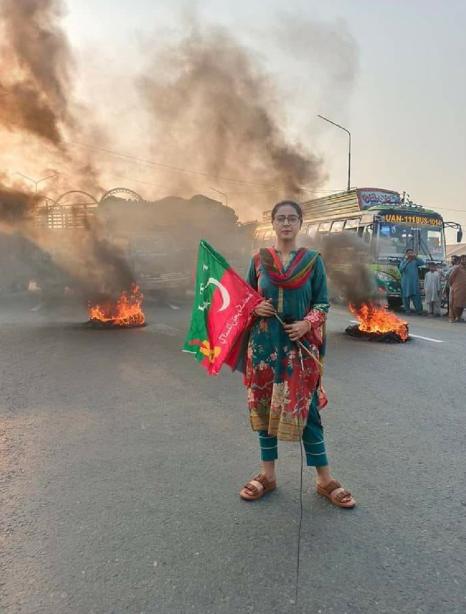 MaryamIkram93's tweet photo. یہ جھنڈا پکڑنا میری زندگی کی سب سے بڑی غلطی تھی
#Maryamikram #PTI #treandy https://t.co/LEliZkmzvy
