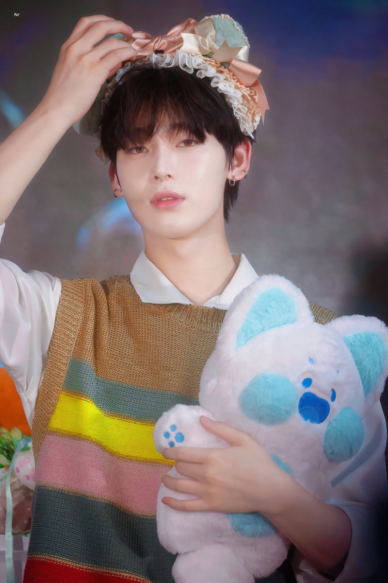 he's so cu– i mean hot?? 🤯😵