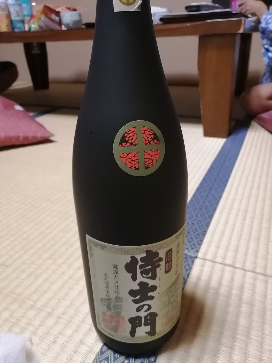 73harikuy's tweet photo. 夜会の差し入れ
薩摩焼酎「侍士の門」 https://t.co/e4iymmPFPt