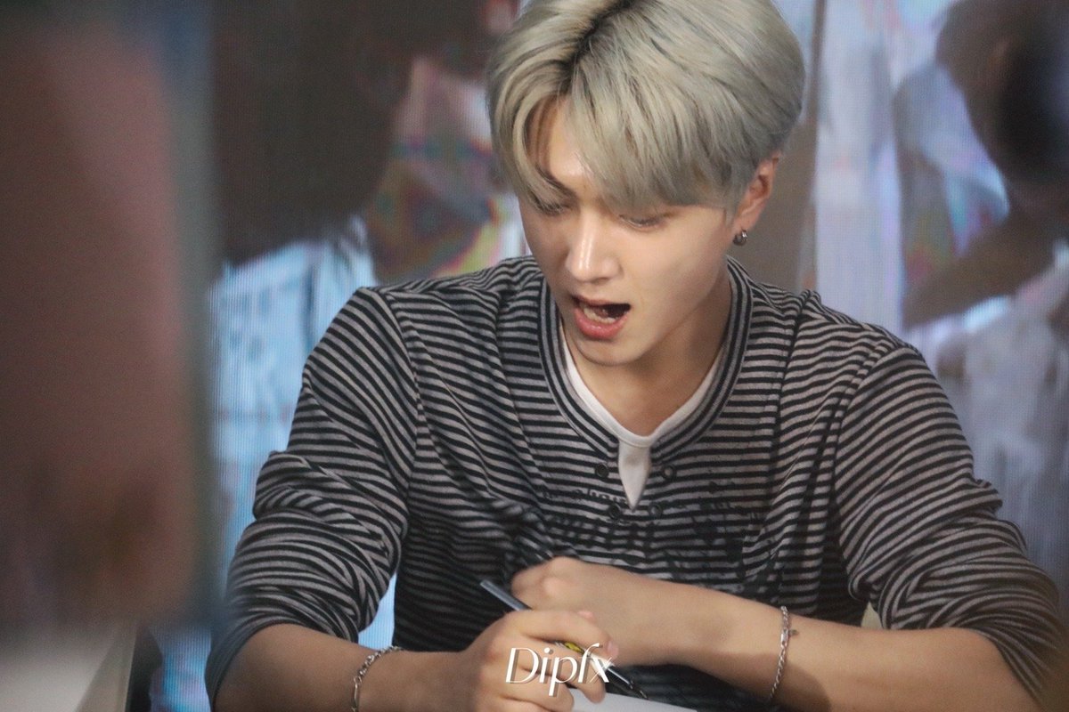 itshoneyjay_'s tweet photo. [230826] YZY fansign 🐈‍⬛🤍

#ENHYPEN #JAY #제이 https://t.co/Cr1pBEQw0K