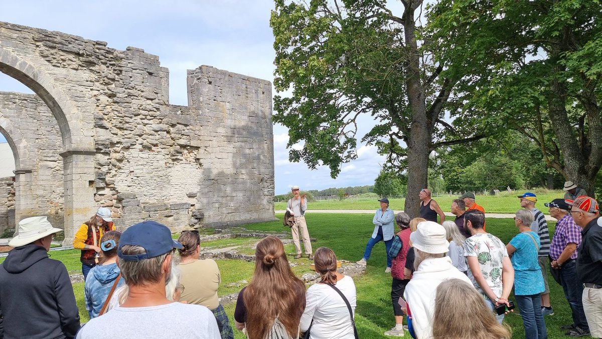 per_ohlsson2's tweet photo. Alla vägar bär till Roma!

Varit på (Riksantikvarieämbetets) arkeologidag på Kungsgården där de ledande arkeologerna förklarar vad de fått reda på hittills från utgrävningar runt klostret samt det gamla Gutnaltinget.

Tack för ett riktigt härligt arrangemang @NyBjornG! -> https://t.co/3SrLPdVIjw