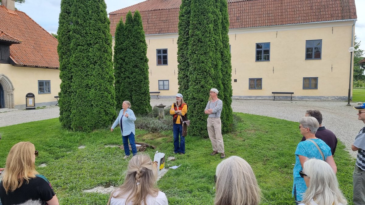per_ohlsson2's tweet photo. Alla vägar bär till Roma!

Varit på (Riksantikvarieämbetets) arkeologidag på Kungsgården där de ledande arkeologerna förklarar vad de fått reda på hittills från utgrävningar runt klostret samt det gamla Gutnaltinget.

Tack för ett riktigt härligt arrangemang @NyBjornG! -> https://t.co/3SrLPdVIjw