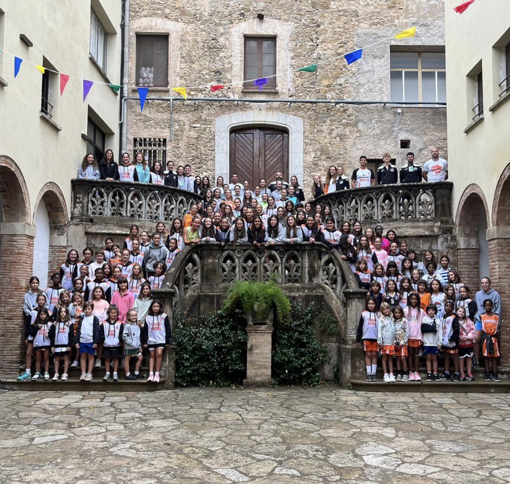 femeniosona's tweet photo. Acaba l' #Stage2023
Un cap de setmana intens per fer club 🧡🖤.
#ElCollell
#SomFamília
#SomDelFemení
#Osona #Vic #Vicactivat https://t.co/kZp9WZRi57