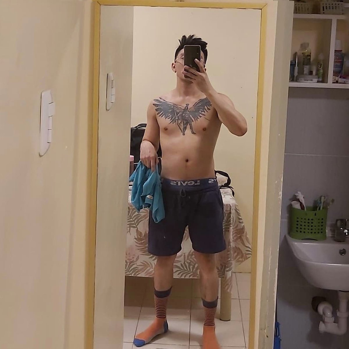 lordmonggi's tweet photo. sana maging flat tummy ako ulit. pero happy naman sa dadbod ko now. pwamis.  #tbpic https://t.co/BEP06DwTHU